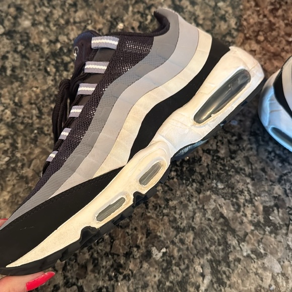 Nike Men's air max 95  Black and Gray Sneakers EUC 10.5 - Picture 12 of 16